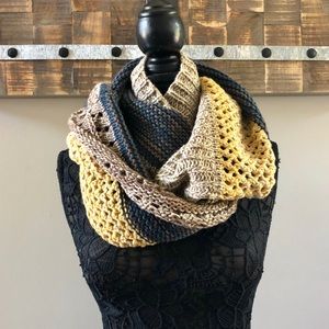 Chunky knit closed scarf. Look brand. NWOT.